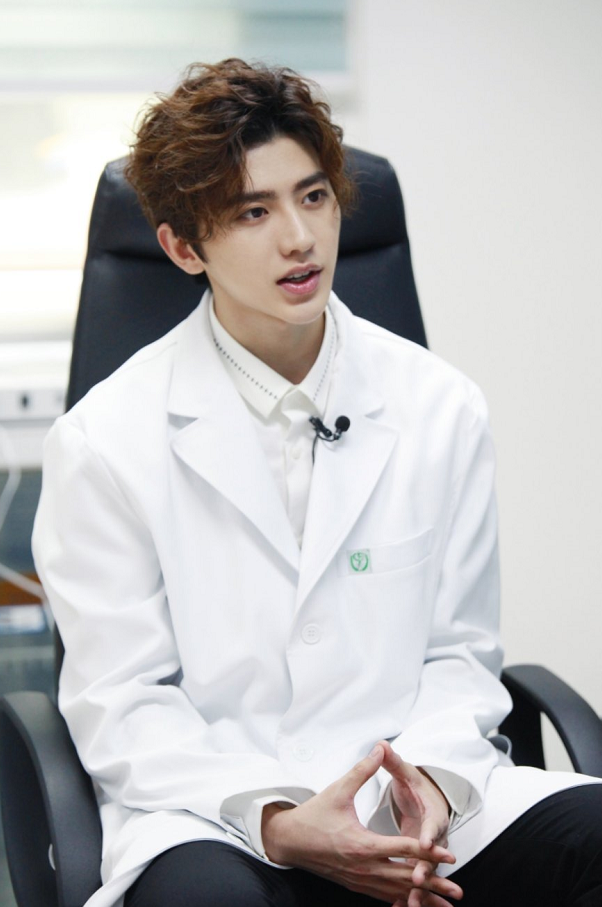 蔡徐坤新剧造型曝光,穿白大褂禁欲气息十足,ikun:熬夜也追