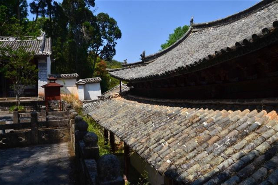 雲南深山裡一個百年寺廟,鳥語花香宛如世外桃源,卻不見一個僧人