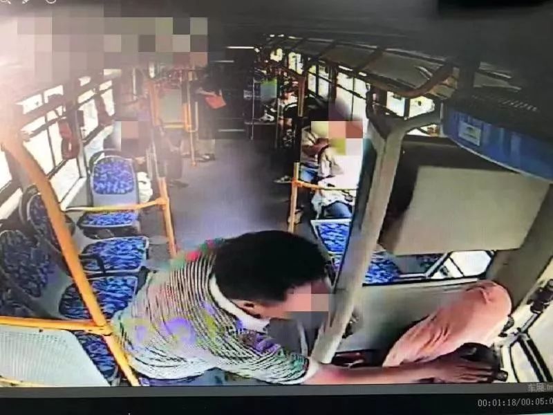 哈尔滨14路公交司机开车时被打!男乘客已被刑拘!因为火车站