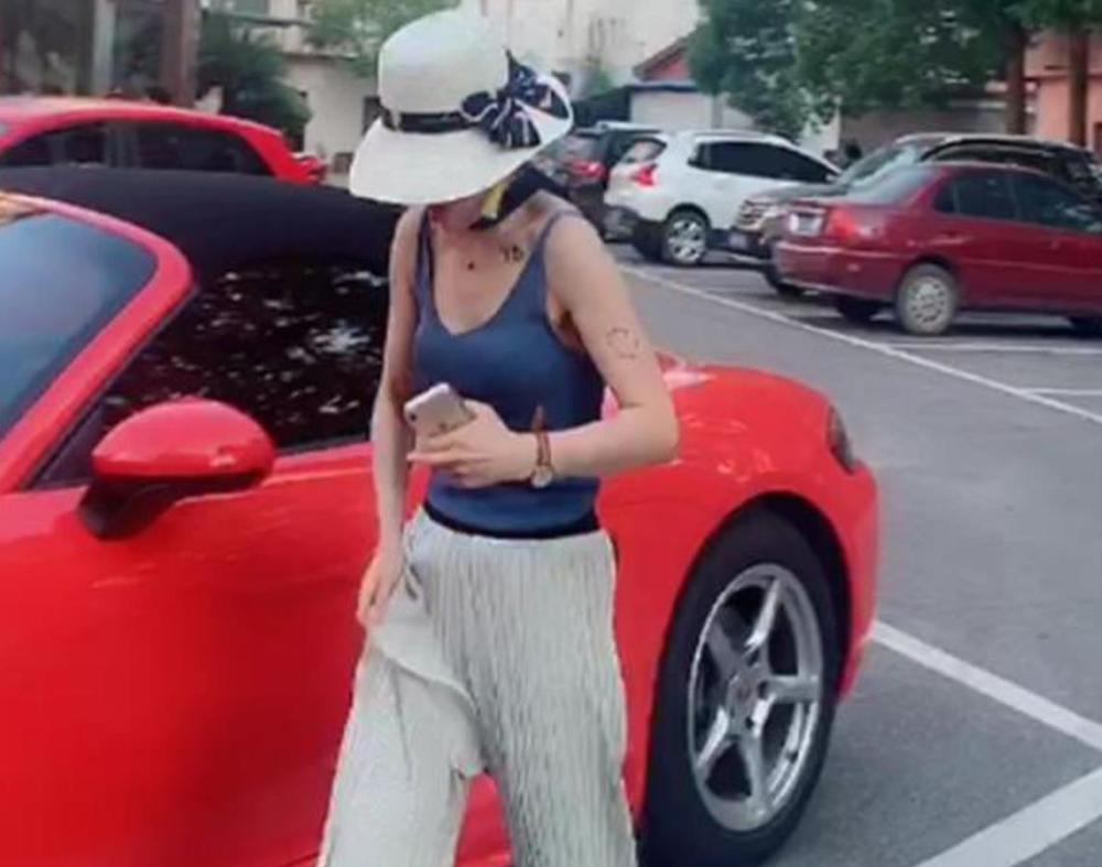 掀起模仿 保时捷女车主 热潮 穿着座驾完全一致 连动作都神似