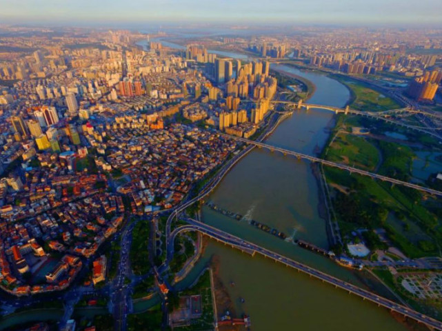 泉州的江面上,陸續飛架起數座橋樑,泉州大橋,刺桐大橋,筍江大橋,順濟