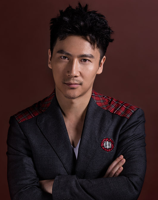 48岁闫妮被曝新恋情,新男友张铎小其11岁,前任是佟大为同学