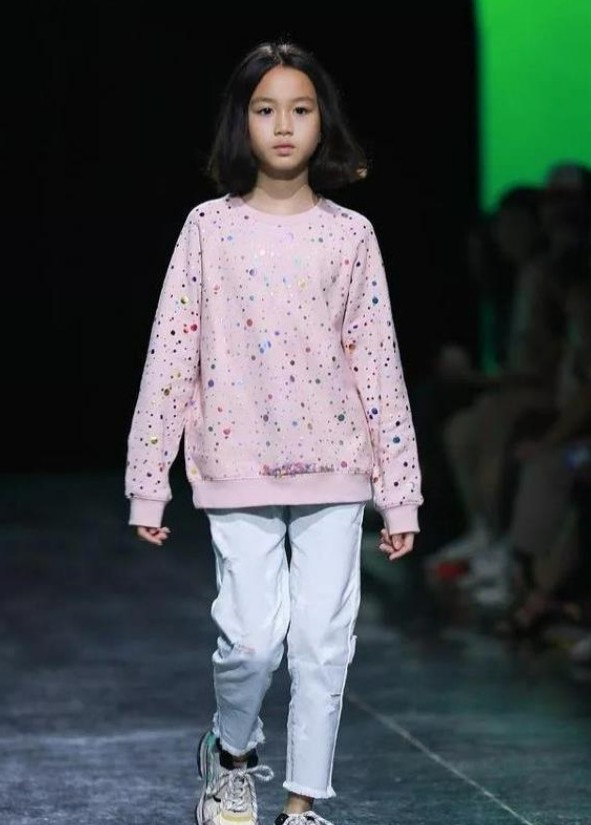 9岁考拉走秀气场超强,谁注意到看台上的钟丽缇?网友:脸怎么了