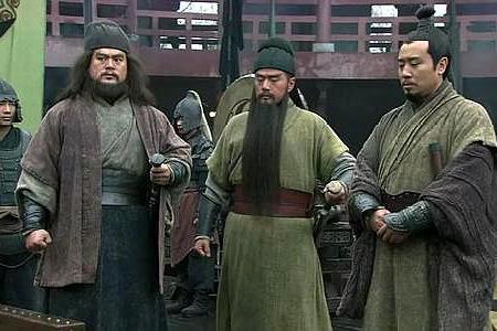 面对老员工关羽,张飞,新来的诸葛亮是如何"摆平"的?