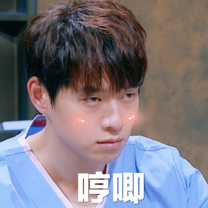 魏大勋搞笑表情包:戴上发带的大勋花,说他的颜值耐打!