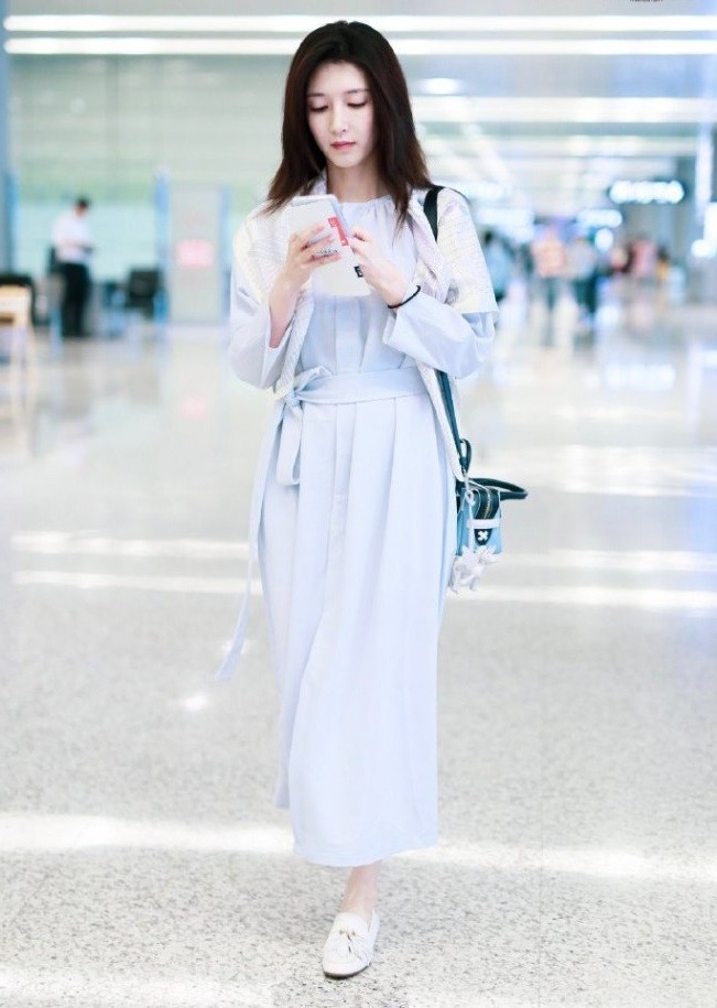 1米68的江疏影瘦得过分,"甘蔗裤"穿出堆堆袜既视感,我服!