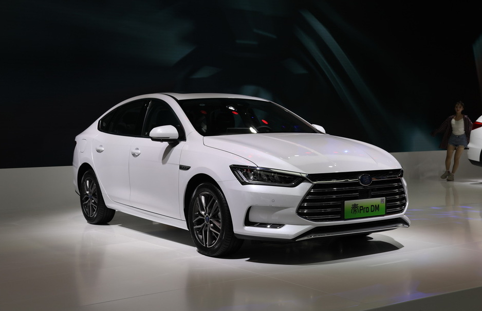 国产车之光比亚迪秦pro燃油版售价798万起黑科技满满