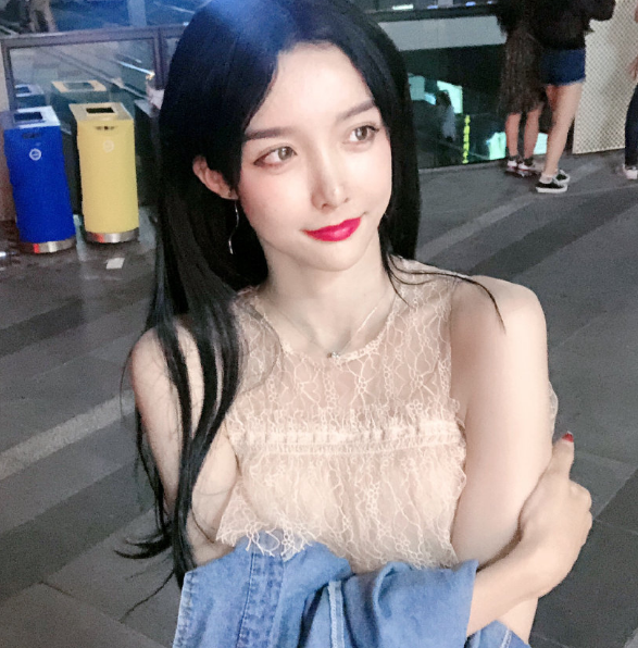女装大佬界的领军人物罕见同框,关掉10级美颜后,网友:告辞了