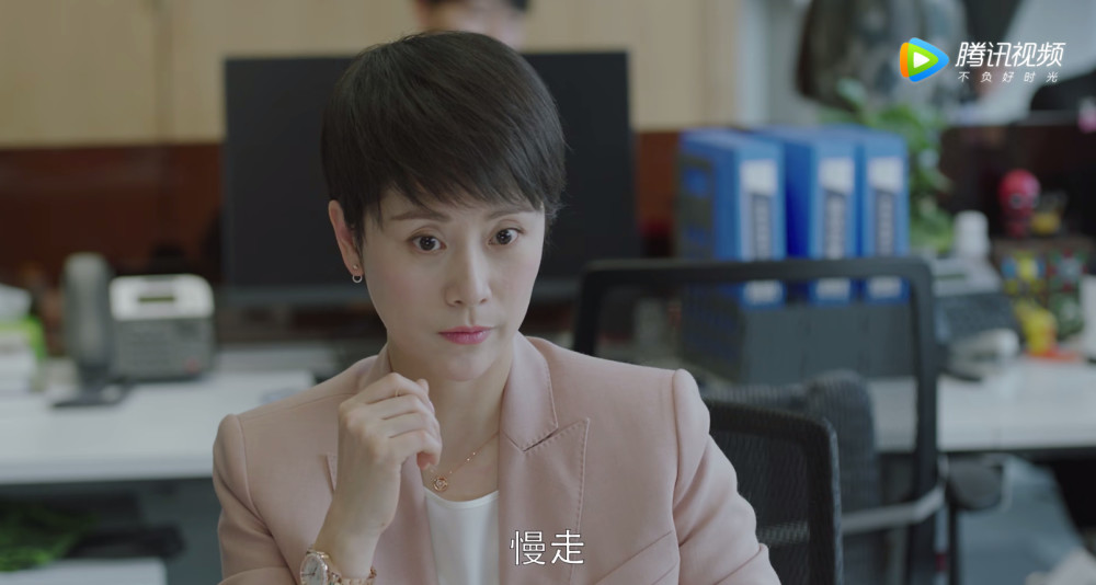 小金惨遭雷蒙德套路,1举动意外助童文洁升职,她的下场令人唏嘘