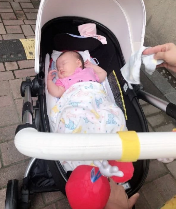 红果果出门遛娃,没化妆皮肤依旧保养很好,女儿小橘子惹人喜爱