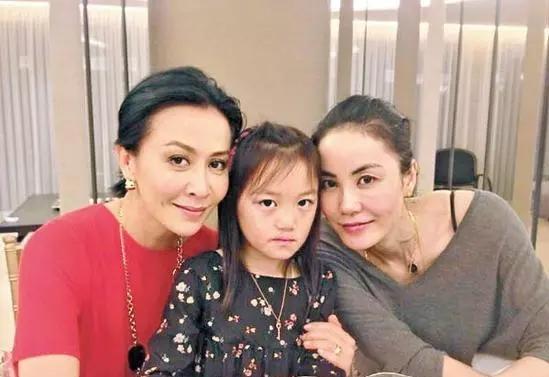 李嫣|王菲理发店烫发，女儿李嫣乖巧陪同，母女俩小酌几杯关系融洽