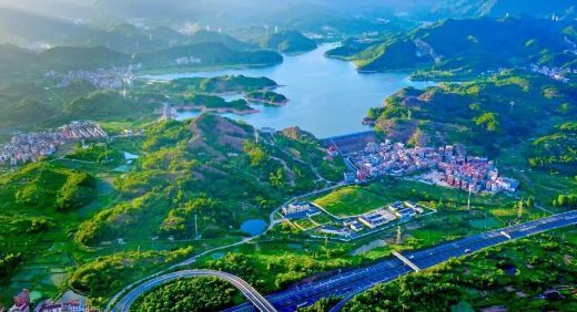 上溪镇是浙江省中心镇(2007年),位于义乌西面,距城区10公里,在金华