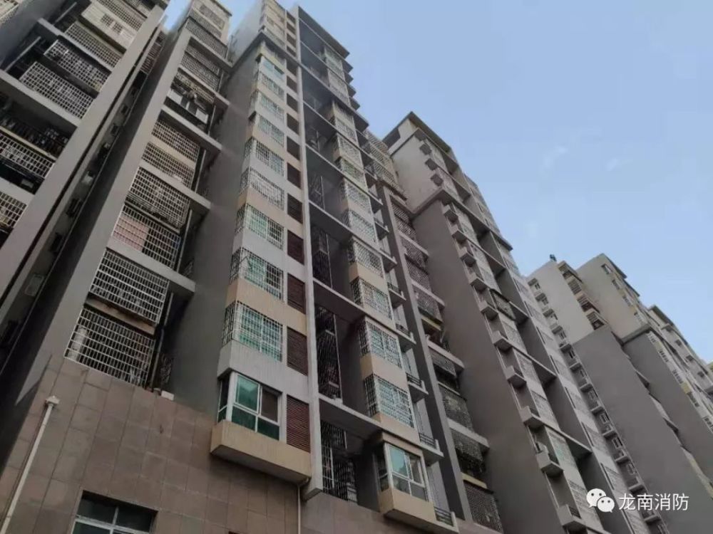 宜居花园一房屋着火龙南消防迅速出动