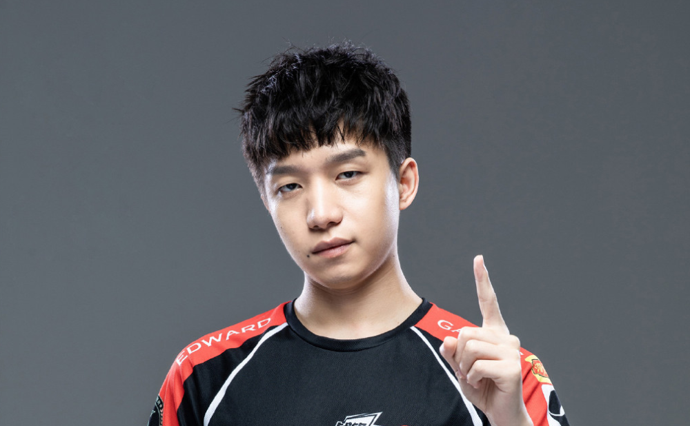 杀人诛心明凯随队前往赛场两个细节让铁粉彻底绝望了