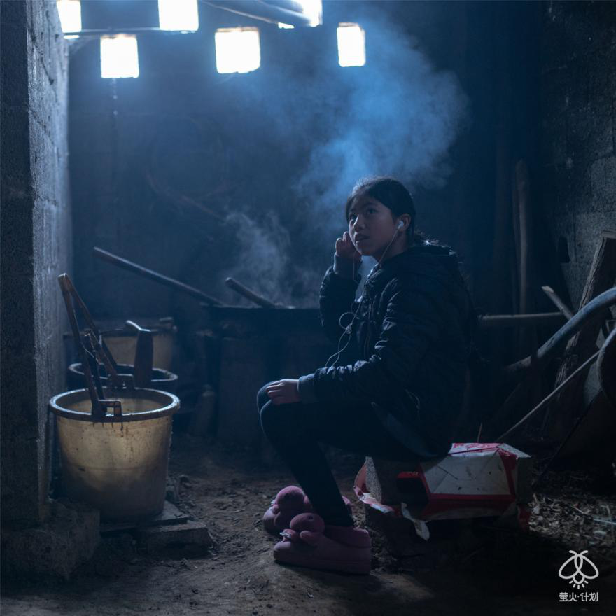 夹在城市农村缝隙的留守儿童父母背井离乡只有电视陪伴