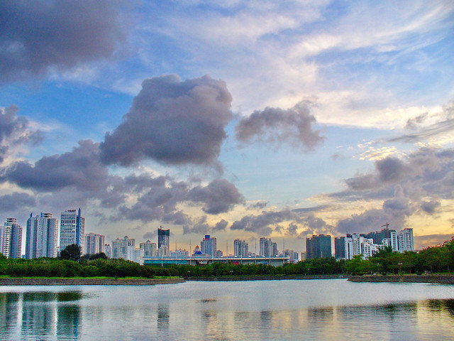 即使在这个时候,白天的海口热得人头晕脑胀,还是能够鼓起勇气,去骑楼