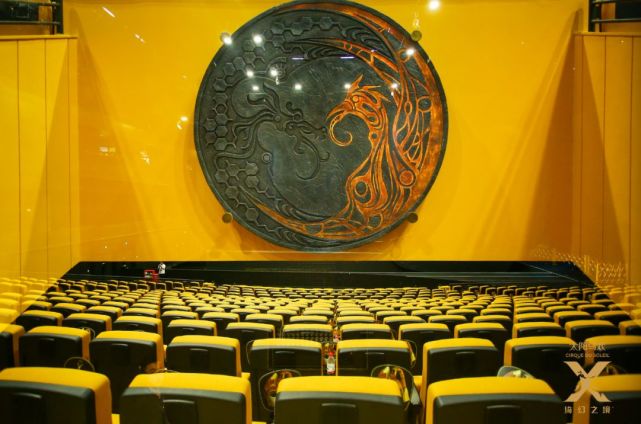 剧场本身也颇具特点,一分为二为剧中的两个国家.