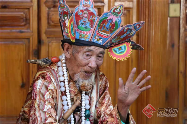 丽江市非物质文化遗产传承人,84岁的老东巴和茂椿给孩子们讲纳西创世