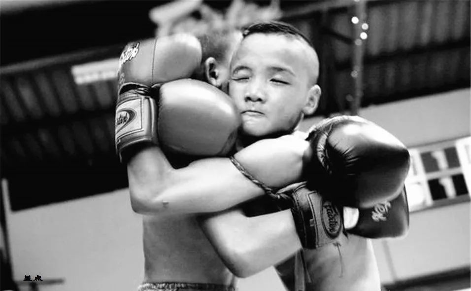 (泰国地下拳击场中的儿童.