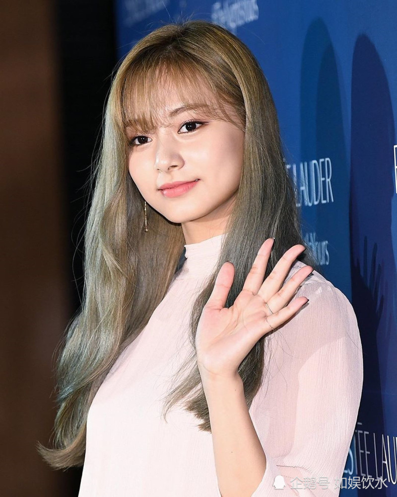 周子瑜出席活动,顶着一头空气刘海美貌惊呆粉丝,网友:像洋娃娃