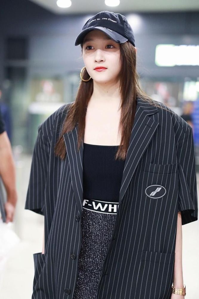 国民闺女关晓彤这次终于不扮清纯了,冷酷西