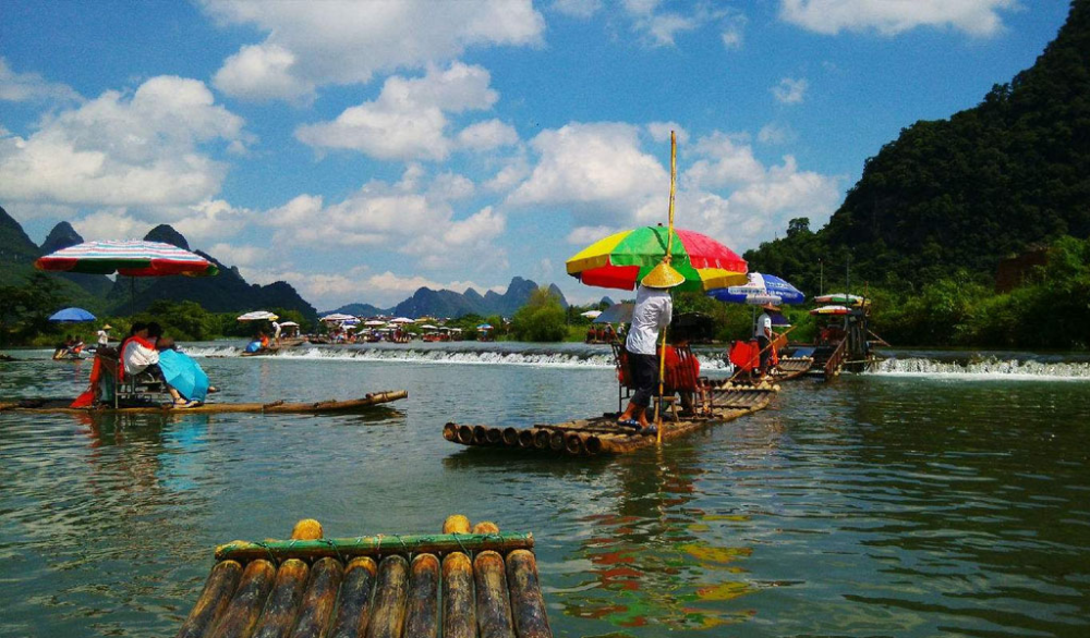 出来后前往遇龙河漂流,可以坐上缓慢的竹筏,看两岸连绵起伏的山峰和