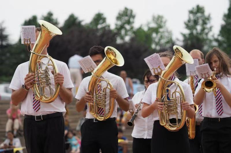 山东日照街头上演管乐嘉年华,市民家门口享国外管乐魅力