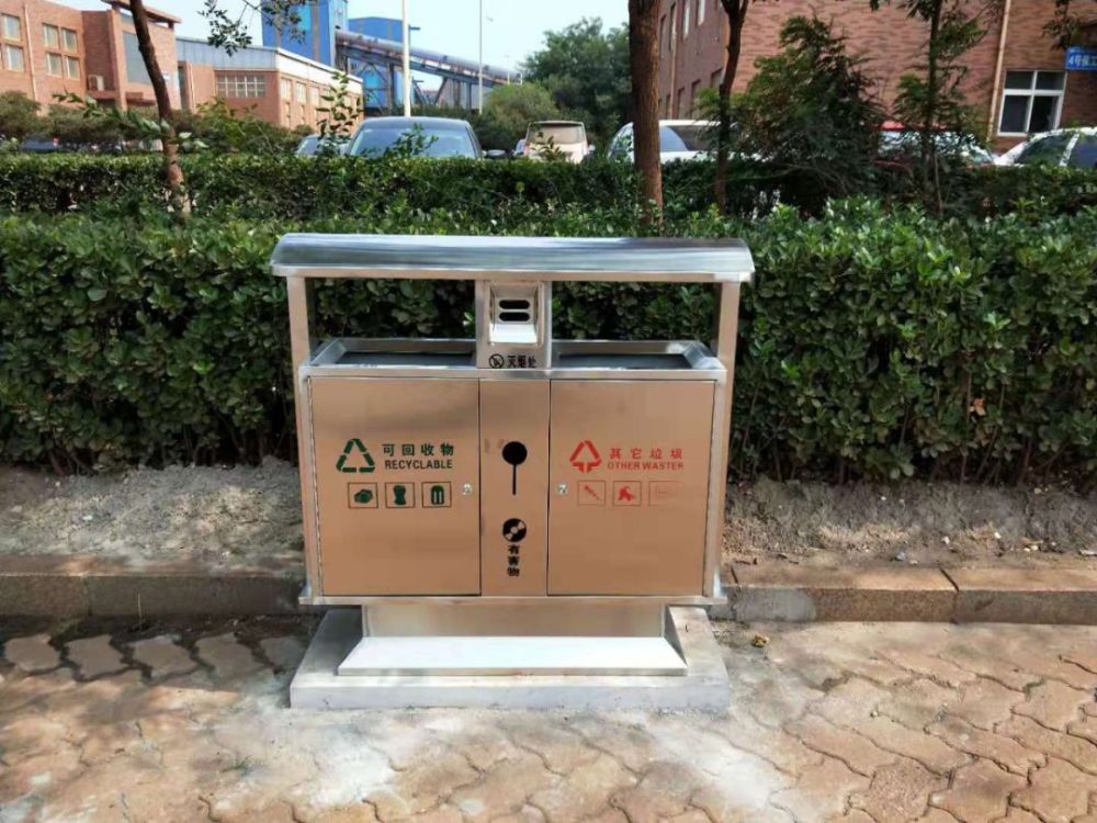 新型不锈钢垃圾箱投放使用