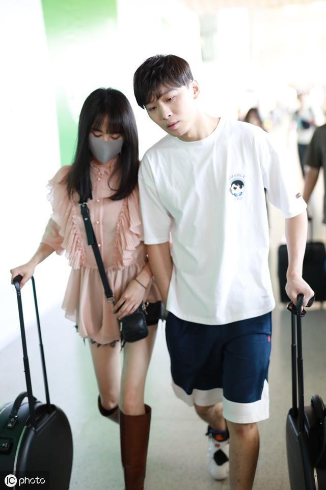 郑爽穿粉裙与张恒现身机场老夫老妻既视感