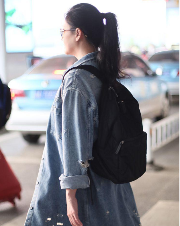 大s素颜现身机场 不惧高温穿牛仔外套 墨镜遮住半张巴掌脸