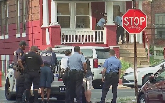 美国费城枪击案和警方对峙数小时 江西房产资讯网 Www Gzshuichan Com