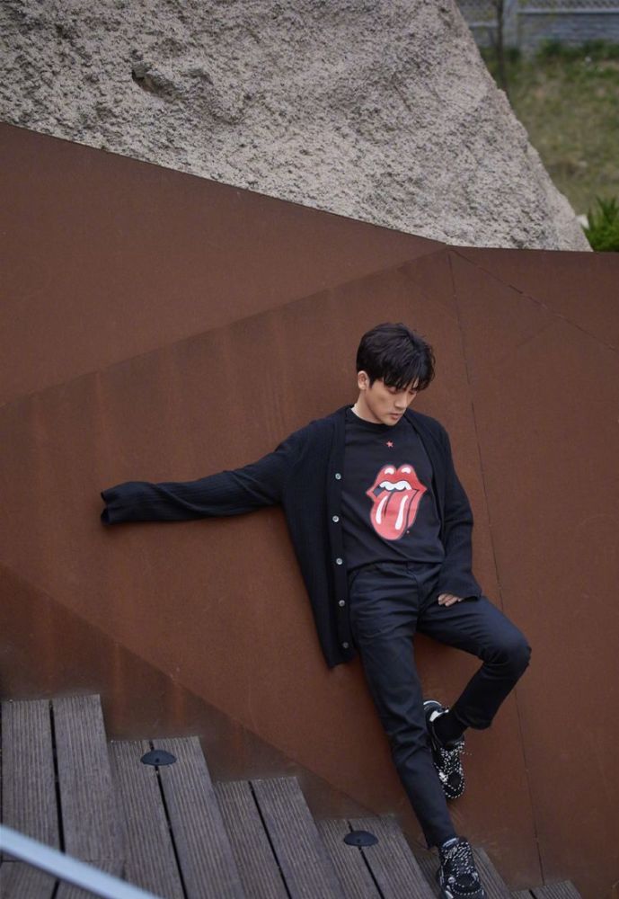 45岁苏有朋又换风格!黑色t恤叠穿毛边衬衫,不做发型依然潮帅