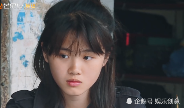 《变形计》中城市女孩郑莹佳一直都很乖巧懂事,在农村家里总是一个很