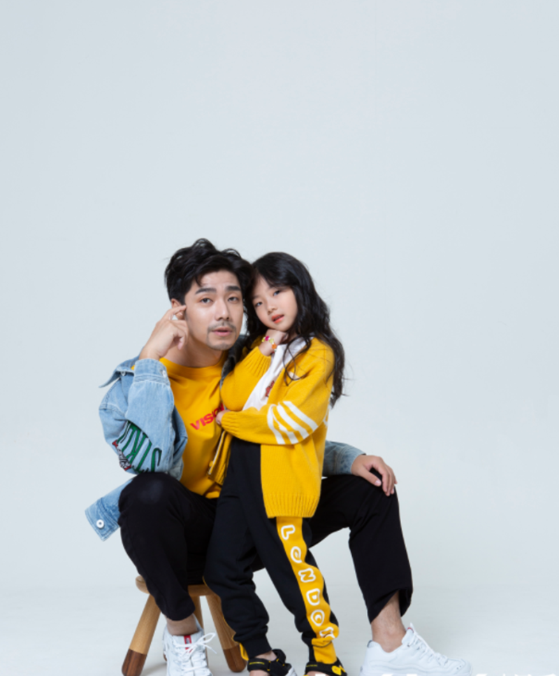 袁成杰带女儿一起拍杂志,正面照首曝光,网友:又一个陈芊芊!
