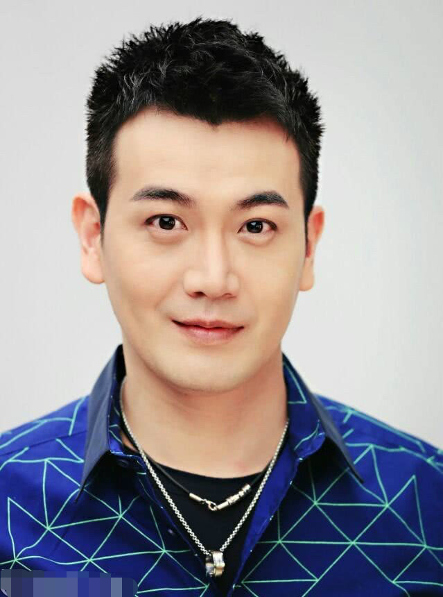 超群的一众老戏骨参演的电视剧《九州缥缈录》里饰演了"东陆名将"白毅