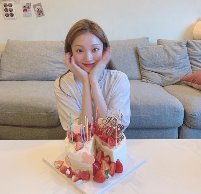 李圣经29岁庆生照看庆生的圣经多可爱她就跟个小孩子似的