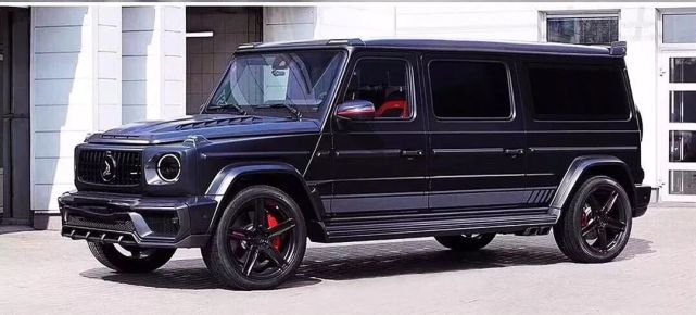这台奔驰g580远处看起来气场耀眼,网友直呼:为何挂比亚迪车标?
