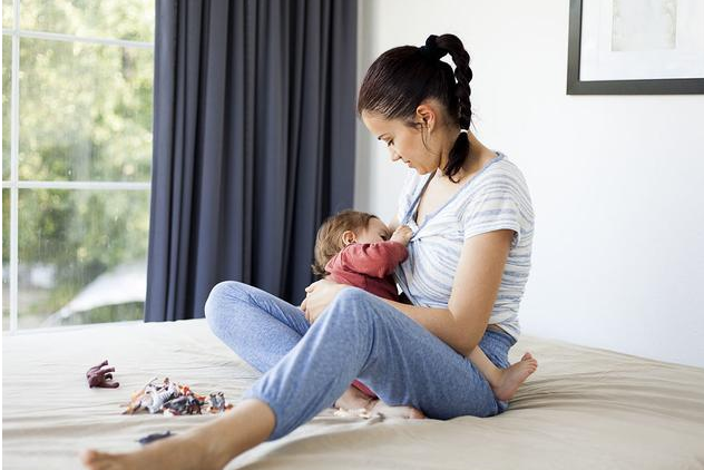 躺着吃奶时,宝宝的下颚会很自然的,向前伸着去承接母乳,长期宝宝的