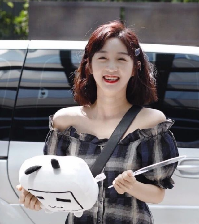 李子璇也太可爱了,一字肩连衣裙青春靓丽,粉红色的套装甜美俏皮