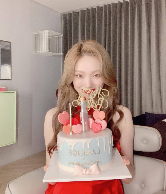 李圣经素颜撞脸关晓彤?大方分享生日照,网友:吸管都歪了