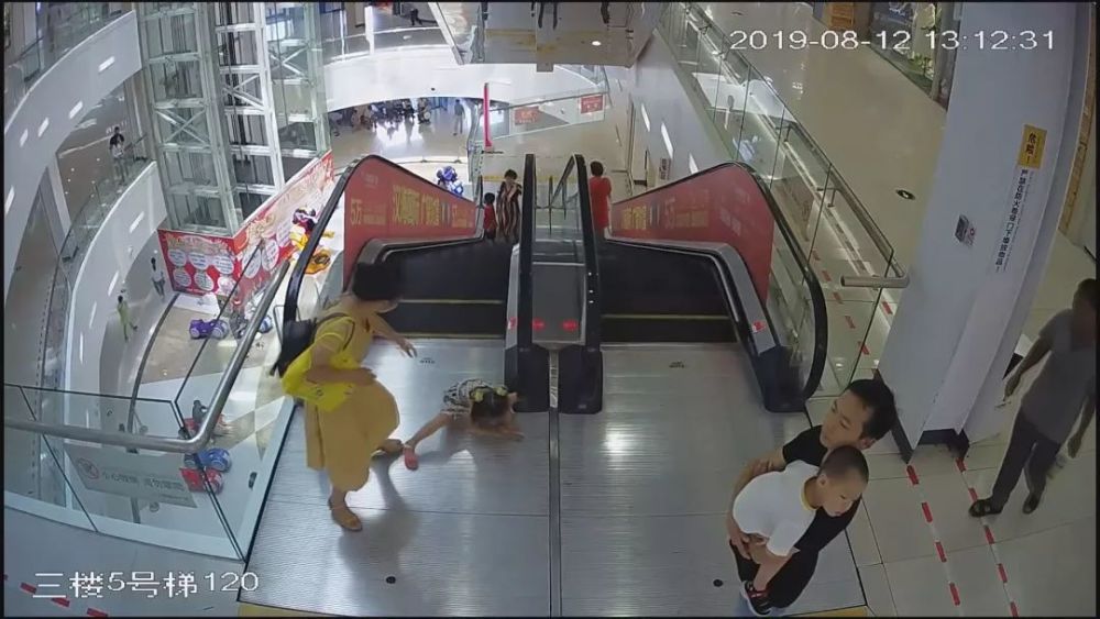 女童手臂卡扶梯 众人合力急救援