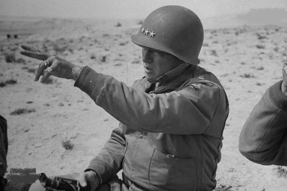 顶着头盔,骂着脏话,是很多人对巴顿的印象,他十分善于利用装甲兵远