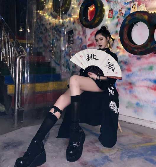 还记得变形计杨馥宇吗近照曝光却被43码鞋抢镜认真的