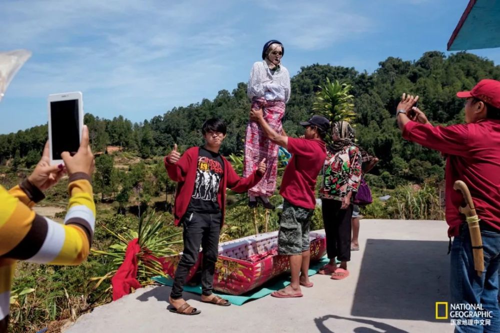 今日忌坟头蹦迪