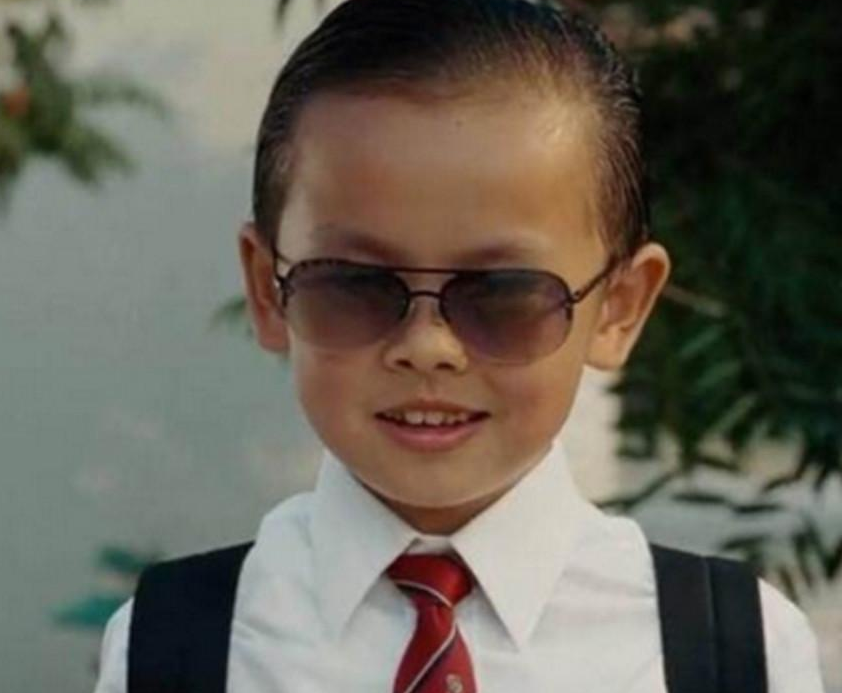 长江7号戴墨镜的小老大长大了比徐娇还美却不当明星