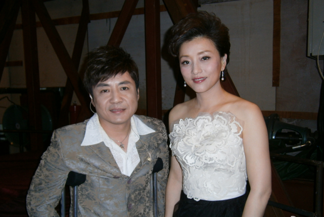 43岁李琛拄拐唱红《窗外》,14岁儿子近照曝光,成央视常客