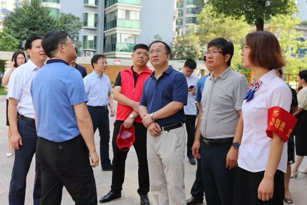 刘荣山在经开区调研创文工作时要求坚持为民创建补齐工作短板