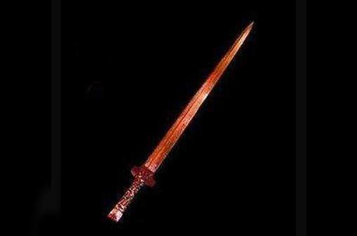 剑身一面刻日月星辰,一面刻山川草木,剑柄一面书农耕畜养之术,一面书