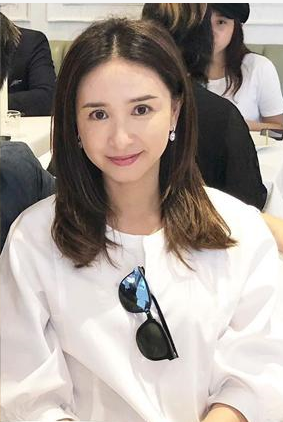 “冻龄港姐”吴婉芳走出丧夫伤痛恢复社交，51岁的她越来越美