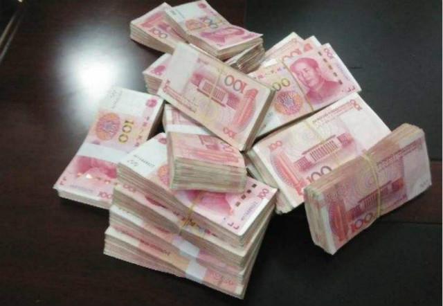 我和老公恩爱无比老公无意中捡到一包钱他的做法让我想离婚